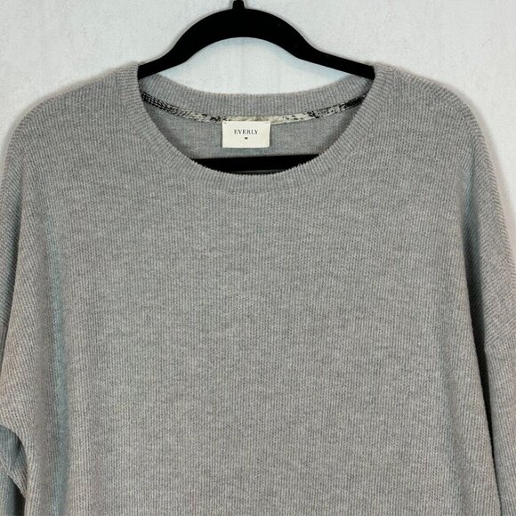 Everly Women's Grey Crew Neck Sweater Size Medium Bow Tie Accent Feminine Winter - Picture 2 of 10